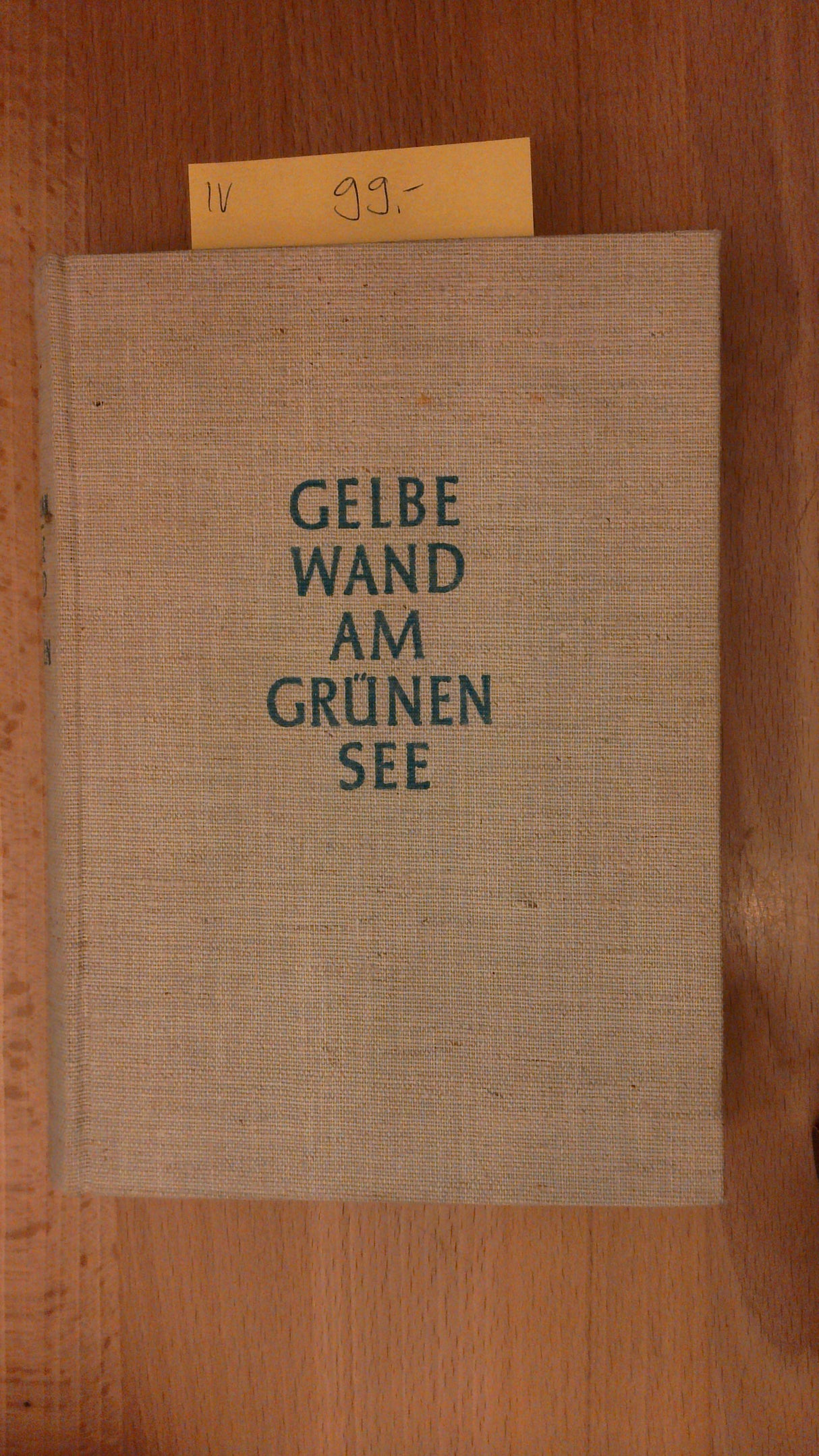 Gelbe Wand am grünen See.